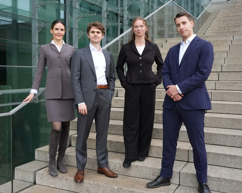 Das VADRIS-Team auf einer Treppe vor einer Glasfassade in Berlin